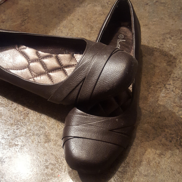 brown flats - Picture 1 of 1